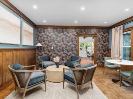 Luxe Retreat Designed For Group Getaways，位于洛迪的酒店