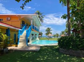 Las Lajas Beach Resort，位于拉斯拉哈斯的带泳池的酒店