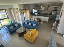 Lovely penthouse 4- bedroom directly on the lagoon