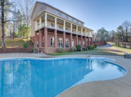 Private Pool at Stunning Wetumpka Farmhouse!，位于威屯卡的酒店