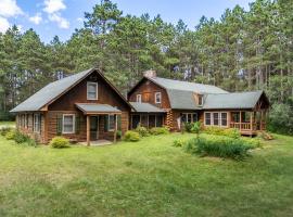 8BR 5BA Huge Dog Friendly Log Cabin near Wisconsin Dells and Lake sleeps 25plus，位于Mauston的酒店