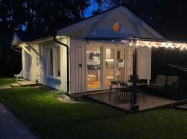 Modernt gästhus med två sovrum och sovmöjlighet för upp till fem personer，位于易克略的酒店