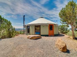 Mountainside Yurt with Views Less Than 3 Mi to Black Canyon!，位于蒙特罗斯的酒店