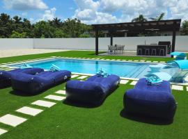 Sunny Oasis with private pool，位于霍姆斯泰德的酒店