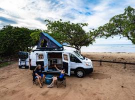 CampCar Maui Jeeps SUVs Hybrid Camper van Rentals with equipment and Travel Advice，位于卡胡卢伊的酒店