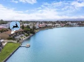 Stunning Lake View Townhouse-Dream Staycation