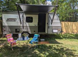 Cozy Camper RV in Statesville，位于斯泰茨维尔的露营地