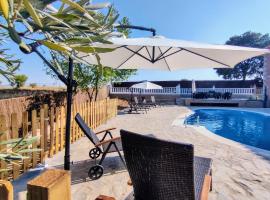 Preciosa villa para grupos grandes con piscina y BBQ，位于Casarrubios del Monte的带按摩浴缸的酒店
