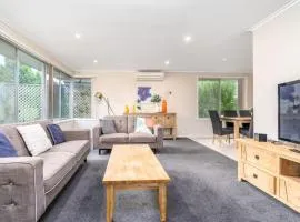 Elegant 4 Bedroom Home in Chifley - Hosted by Canstay