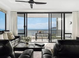 Belle Escapes 101 Rydges Plaza Esplanade with Panoramic Ocean Views，位于凯恩斯的酒店