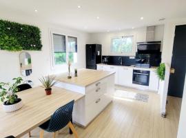 Villa design jacuzzi et clim，位于布朗斯的酒店