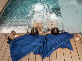 WANDERLUST HOTEL - SUITE & SPA - APARTMENTS & VILLAS - Bardolino, Lago di Garda - Verona，位于巴多利诺的酒店