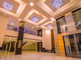 Hotel Crystal Towers，位于Sriperumbudur的酒店