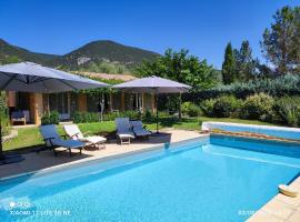 GITE AUX 4 SAISONS DU COLORADO PROVENÇAL - 3 ÉTOILES - Rustrel，位于吕斯特勒的酒店