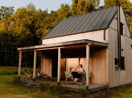 LasHouse - Nowoczesna stodoła z widokiem na las，位于Bronków的酒店