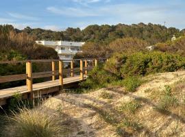 Apartamento con piscina y delante de la playa，位于圣托马斯的酒店