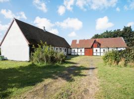Nice Home In Rønne With Wifi，位于伦讷的酒店