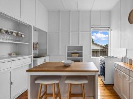 Canterbury Cottage - dog friendly - fully fenced，位于旺萨吉的酒店