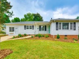 Dogwood Cottage with Fireplace 1 Mi to University