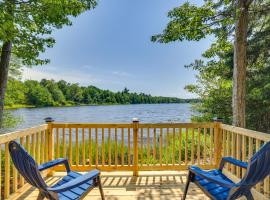 Private Hot Tub Lakefront Poconos Home!，位于Pocono Summit的乡村别墅