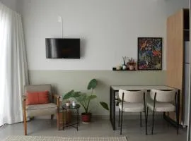 Kitnet equipada e aconchegante