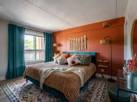 Pet Friendly Boho Condo with Pool--Fitness Center--Next to the Branson Landing--Close to Convention Center and Kanakuk