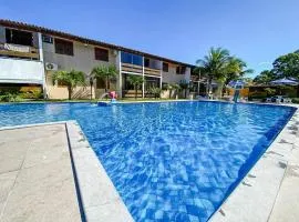 Flat com 1 quarto com ar split, sala e cozinha completa, localizado em condomínio a 100m praia de Taperapuã (Barraca do Gaúcho) , portaria 24hrs, piscina, acomoda até 5 hóspedes.