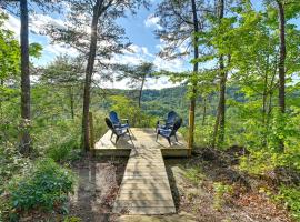 Cozy Beattyville Cabin with Fire Pit and Hot Tub，位于Beattyville的酒店