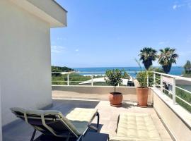 La Laguna Rooftop Apartment 50 m from the beach，位于Masline的酒店