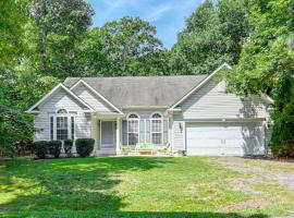 Dog-Friendly Family Retreat Near Chincoteague Bay!，位于Greenbackville的酒店