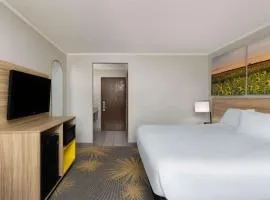 Days Inn & Suites by Wyndham Kansas City - Chiefs Arrowhead Stadium