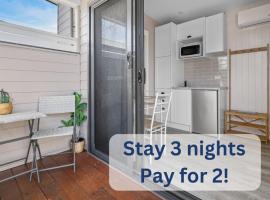 Tiny House Stayz Stay for 3 Pay for 2! - House 1，位于圣殿海岬的酒店