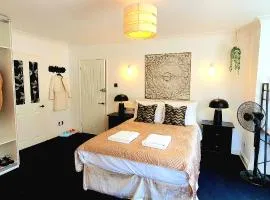 Rose Homestay Brighton - Free parking Ensuite studio room near Brighton Uni