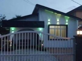Homestay Che Puteh Sura Dungun，位于龙运的酒店