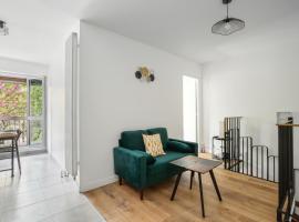 Duplex apartment downtown with parking，位于塞尔吉的酒店