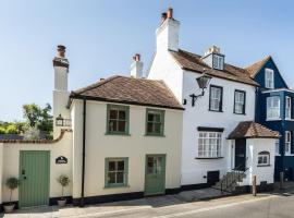 Quaint 18th Century Cottage in Lymington，位于利明顿的酒店