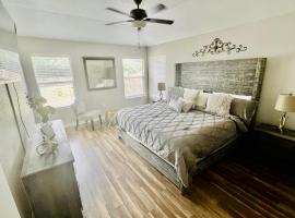 My Enchanted and Cozy Home, Lackland AFB, Sea World, Confortable，位于圣安东尼奥的酒店