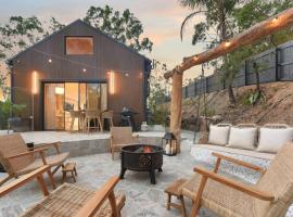 Brand New Gold Coast Luxury Retreat，位于Mudgeeraba的酒店