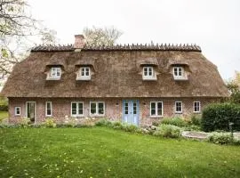 Entzückende Reetdachkate am Feldrand mit Kamin