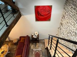 Gîte Charmant La Combette，位于Thouron的酒店