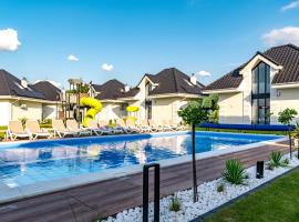 Family Resort Ustka - Domki dwupoziomowe z basenem，位于乌斯特卡的酒店