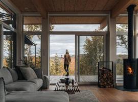 Scandi inspired chalet Mont Tremblant views and spa，位于La Conception的酒店