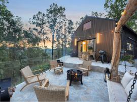 Brand New Gold Coast Luxury Retreat，位于Mudgeeraba的酒店