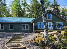 Family Friendly Lakefront Cottage, Ambajejus Lake，位于Millinocket的酒店