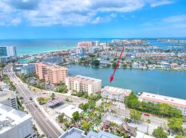 Bayway Luxury Waterfront Townhome & Pool，位于克利尔沃特的酒店