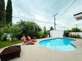 Spacious 3BR Retreat with Private Pool - FRHH，位于Hidden Hills的酒店