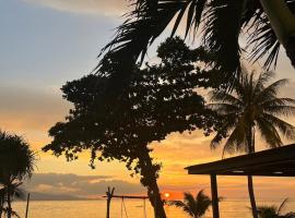 Sunset Beach Villas Free Shuttle Bus Pickup 10am and 12pm，位于哈林海滩的酒店