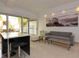 Athenian Riviera Varkiza next to the beach，位于瓦里的酒店