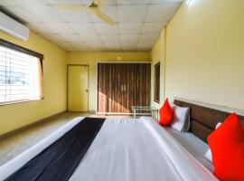 Collection O Dwarka Lodge，位于Talegaon Dābhāde的酒店
