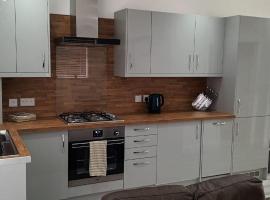 Seaside Escape Chalet in Leysdown-on-Sea，位于希尔内斯的酒店